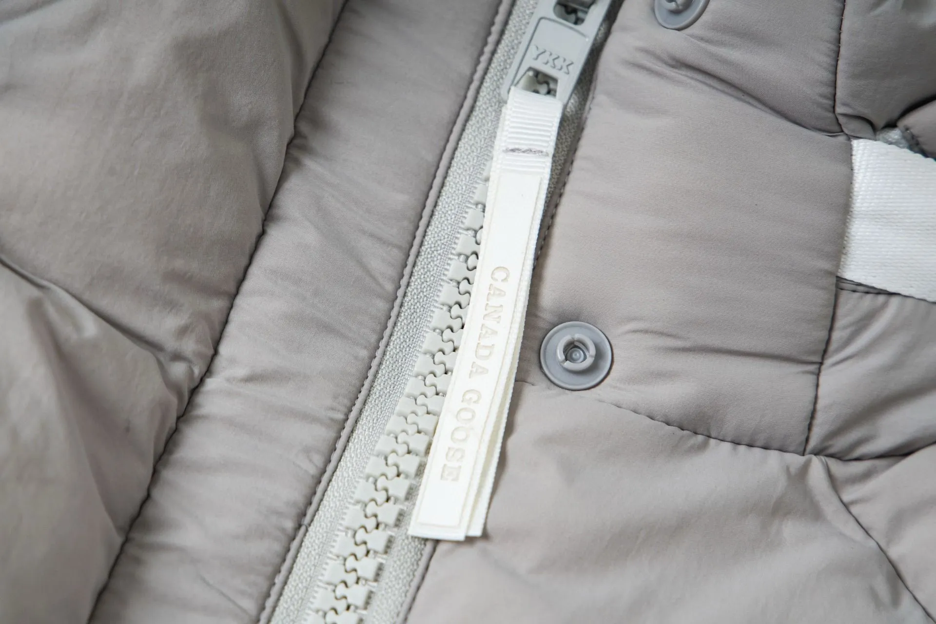 P770 model number: G124 Canada Goose PASTELS series new Parker couple's hooded down jacket 1️⃣The fabric is made of soft EnduraLuxe fabric, which enhances the durability of easy-to-wear parts, is lightweight and durable; the inner liner is made of anti-velvet gallbladder, which is comfortable and soft without velvet. It has a detachable hood, can be adjusted in two directions, and is also filled with down, which brings greater softness and wrapping around the head and neck, and is full of warmth. This parka features white trim on the back and sides, and the hardware locks are all original and custom-made to match the muted fabric color. Goose label: The official website’s new series of silicone material labels, non-embroidery labels. 2️⃣It is very youthful and energetic, and can be easily worn by both men and women. It is very in line with the fashion aesthetic concepts of today's young people! 3️⃣ A full set of customized accessories, complete with three standards, same style for men and women, a must-have for couples! Color: black, white, pink, stone gray, water-soluble blue Size: XS, S, M, L